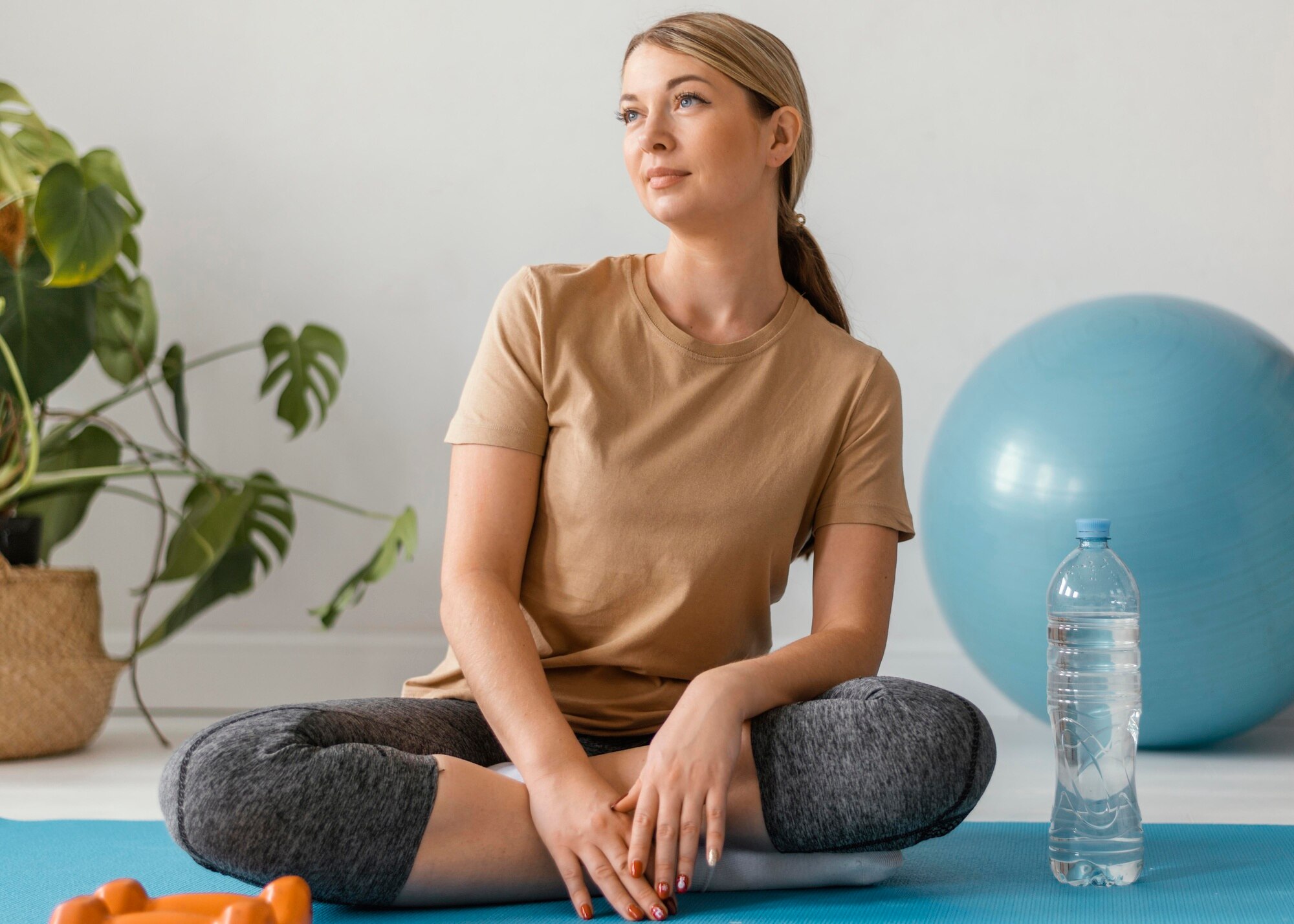 ध्यान की मुद्रा में बैठी एक महिला, शांत प्रकृतिक परिवेश में